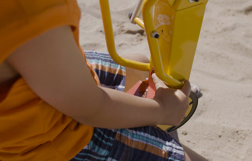 Cat® Ride-On Metal Digger